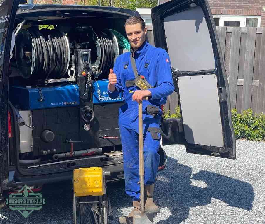 Een tevreden monteur met opgestoken duim naast de bestelbus, slim ingrijpen bespaart kosten bij een verstopte afvoer in Etten-Leur