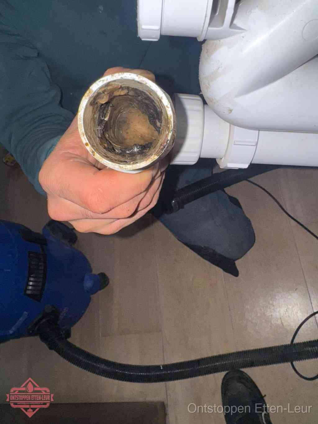 Een losgekoppeld afvoerbuisstuk dat van binnen volledig is dichtgeslibd, het gevolg van een verstopping te lang laten zitten in Etten-Leur
