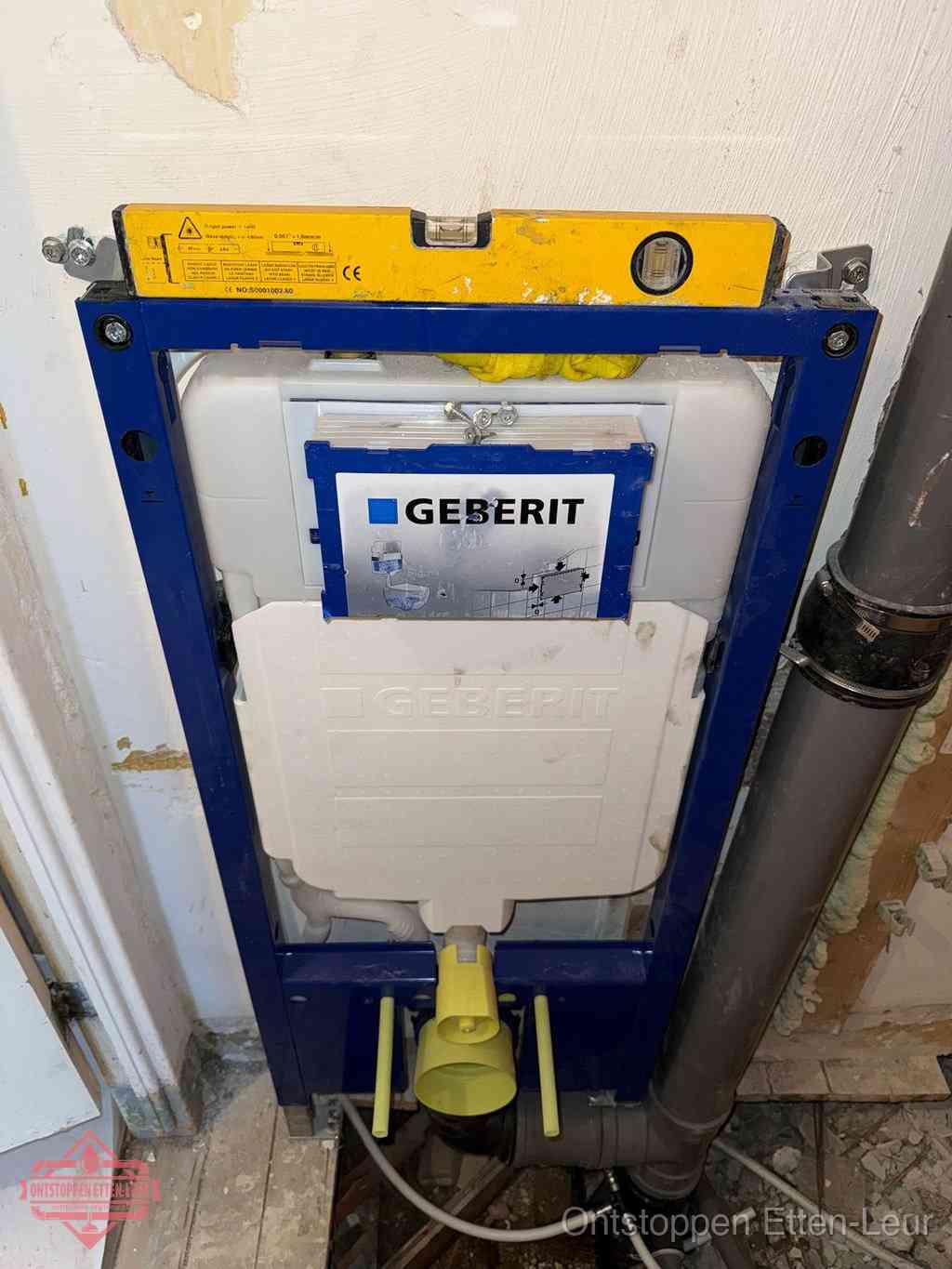 Een Geberit inbouwreservoir met frame voor een hangtoilet tegen de wand, met de afvoerbocht naar de vloer, kenmerkend voor een verstopt hangtoilet in Etten-Leur