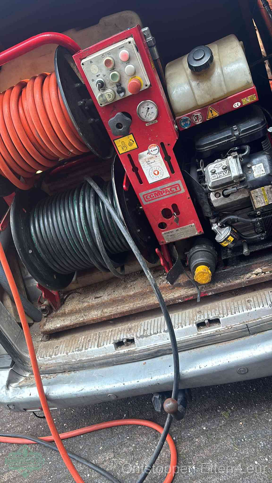 Een rood hogedruk-rioolreinigingstoestel in de laadbak van de bedrijfsbus, apparatuur voor een hardnekkige afvoerverstopping in Etten-Leur