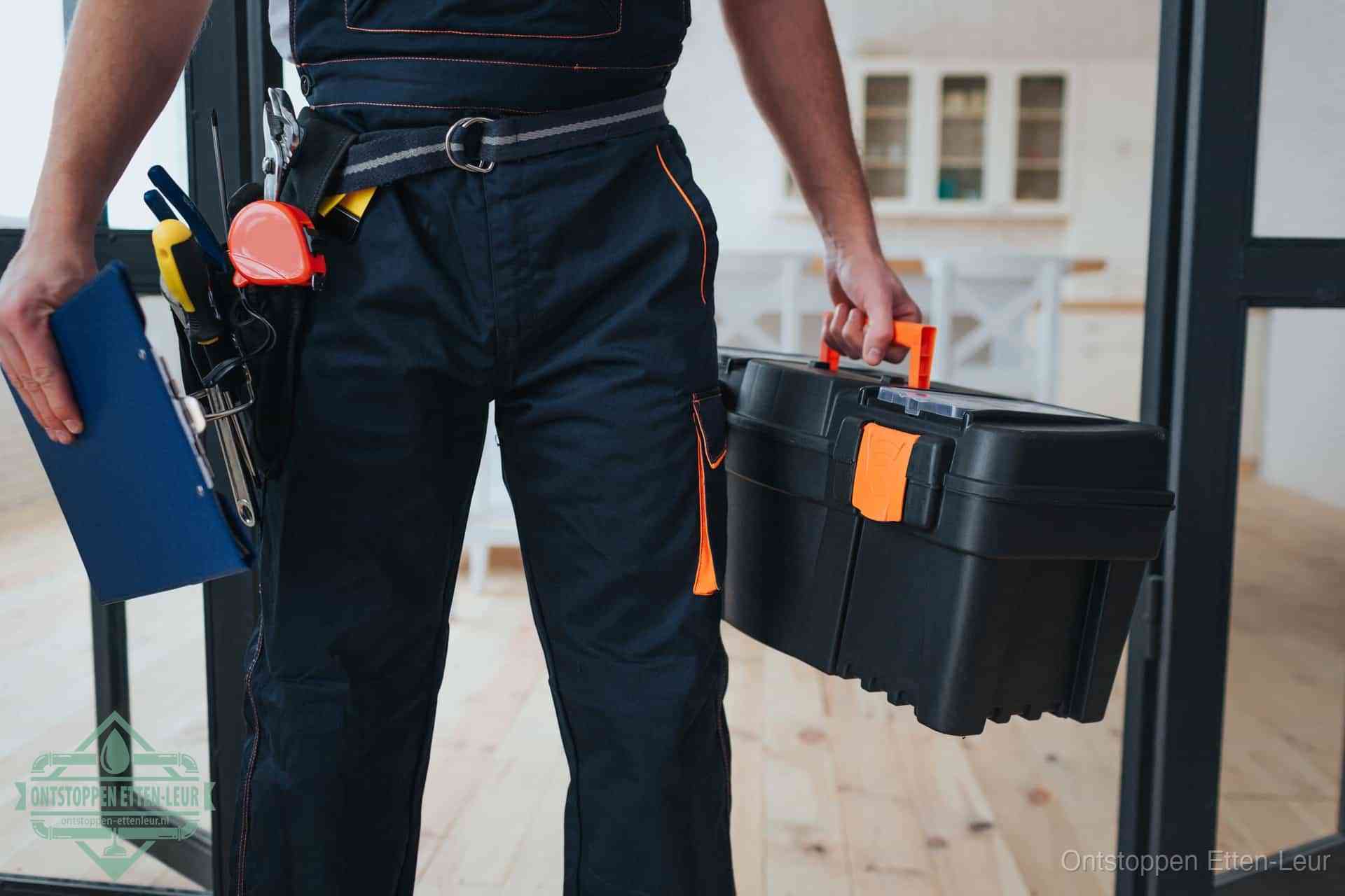 Een monteur met gereedschapsriem en klembord, klaar om een transparante prijs voor het afvoer ontstoppen in Etten-Leur te geven