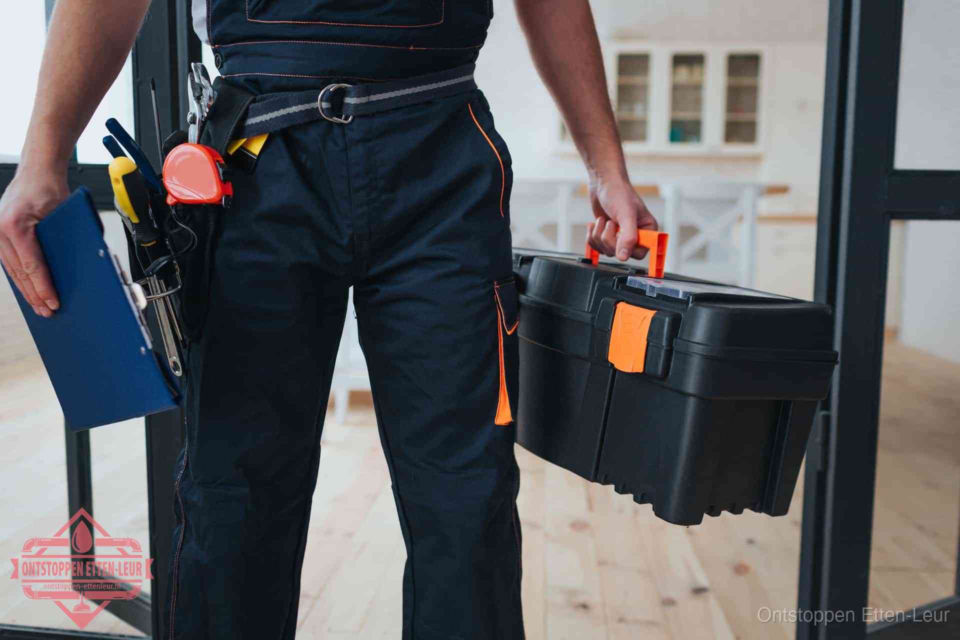 Een monteur met gereedschapsriem en klembord, klaar om een transparante prijs voor het wc ontstoppen in Etten-Leur te geven