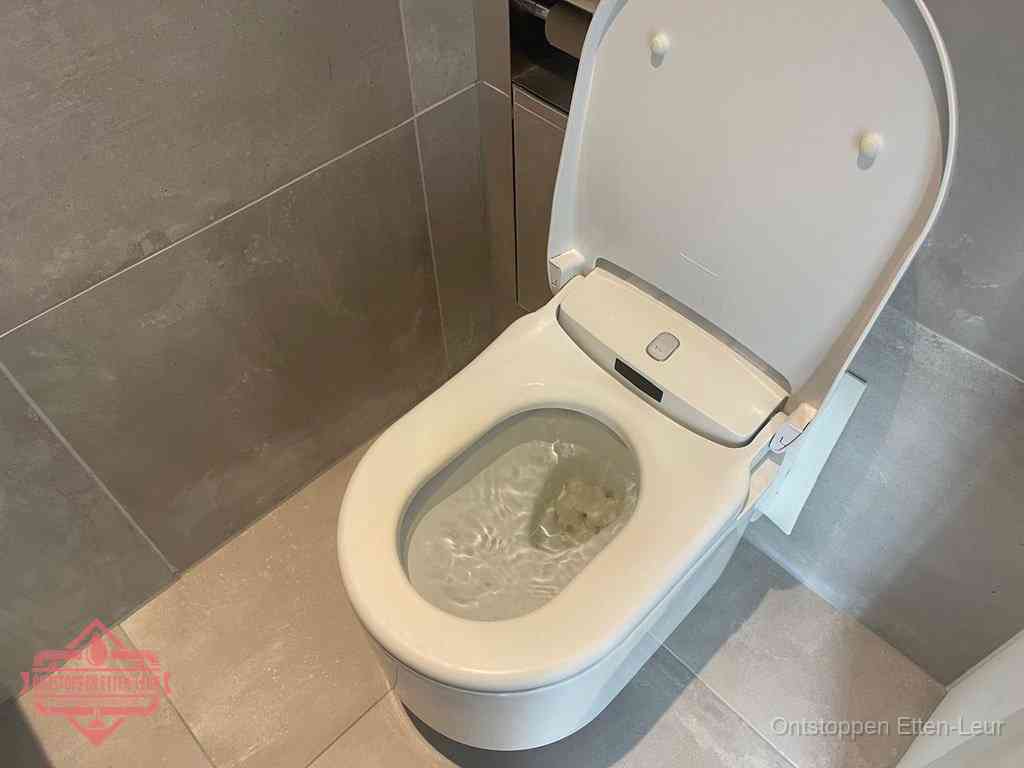 Een toiletpot vol troebel water met drijvend papier en restanten, de meest voorkomende oorzaak van een verstopte wc in Etten-Leur