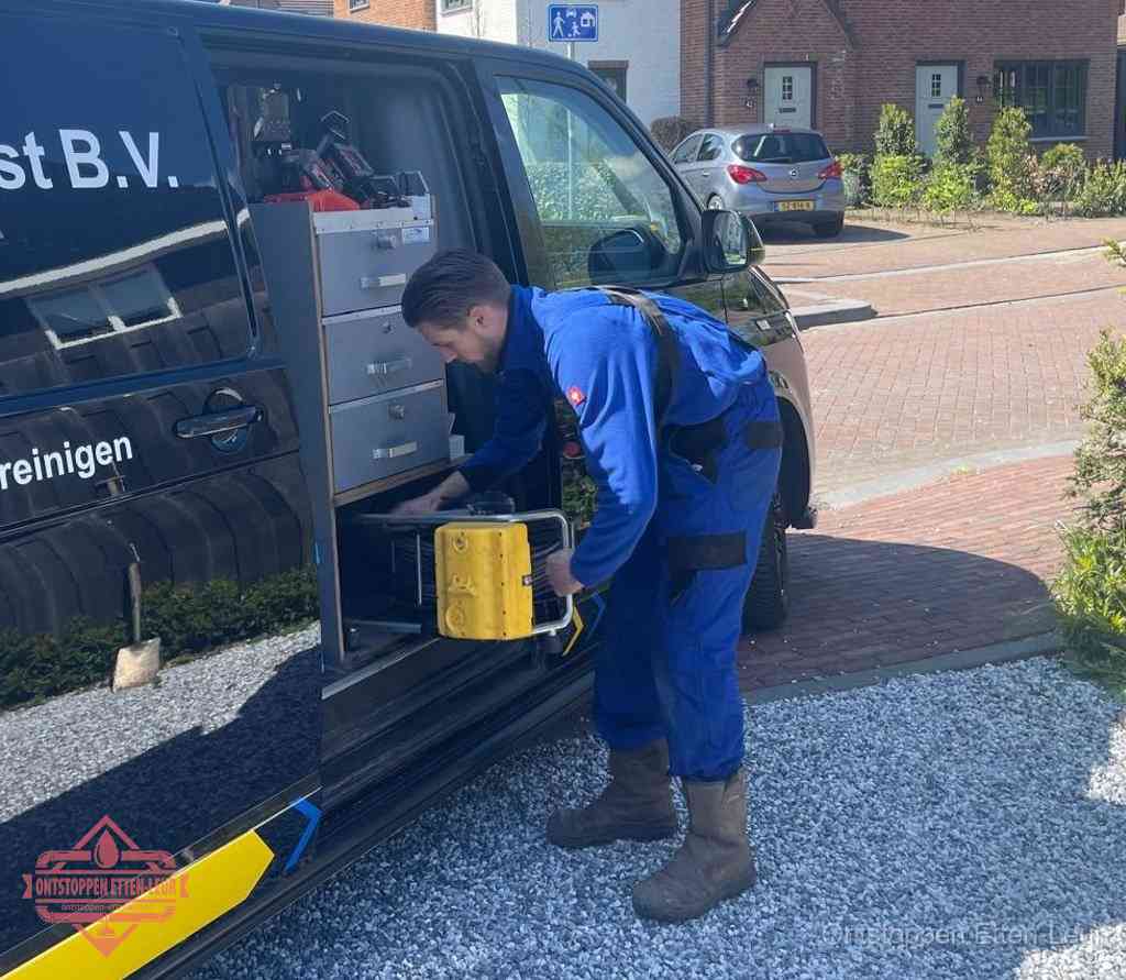 Een monteur pakt apparatuur uit de bedrijfsbus voor service aan huis, het moment om een professional in te schakelen voor een verstopte wc in Etten-Leur