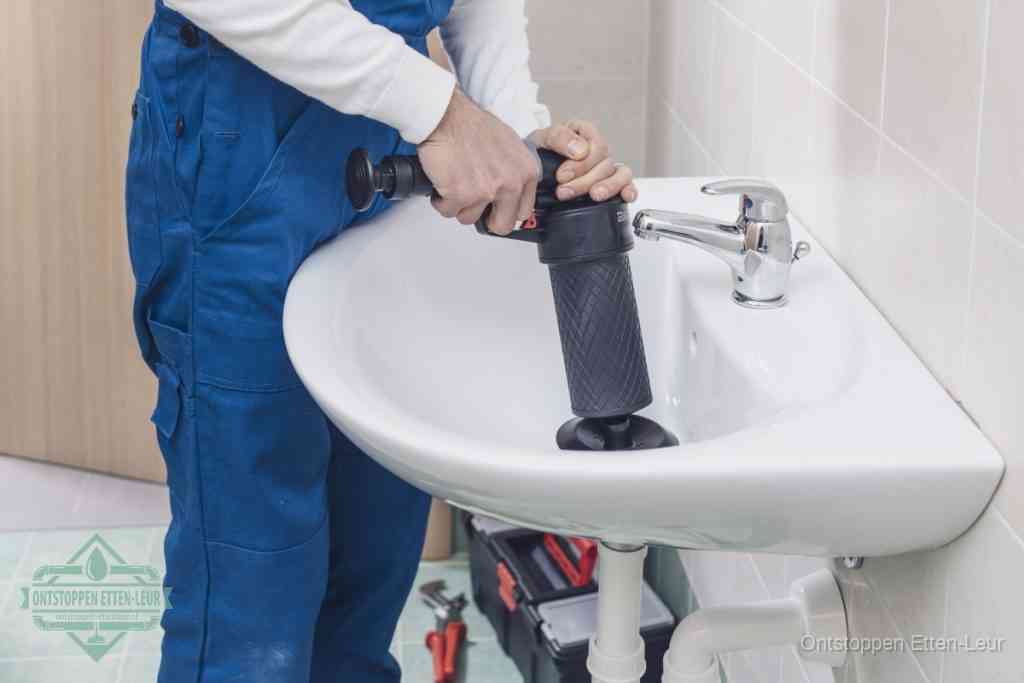 Een te ruwe doe-het-zelf poging met een hand-pomp op de afvoer van een badkamer-wastafel, een van de veelgemaakte fouten bij afvoer ontstoppen in Etten-Leur