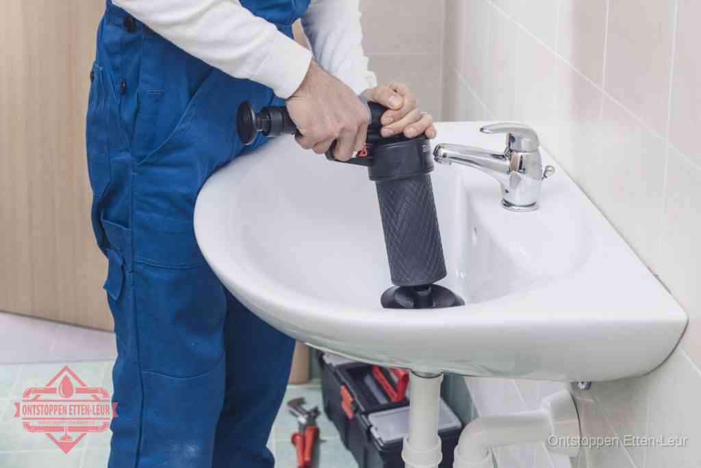 Een te ruwe doe-het-zelf poging met een handmatige perslucht-ontstopper op een sanitair-afvoer, een van de veelgemaakte fouten bij wc ontstoppen in Etten-Leur