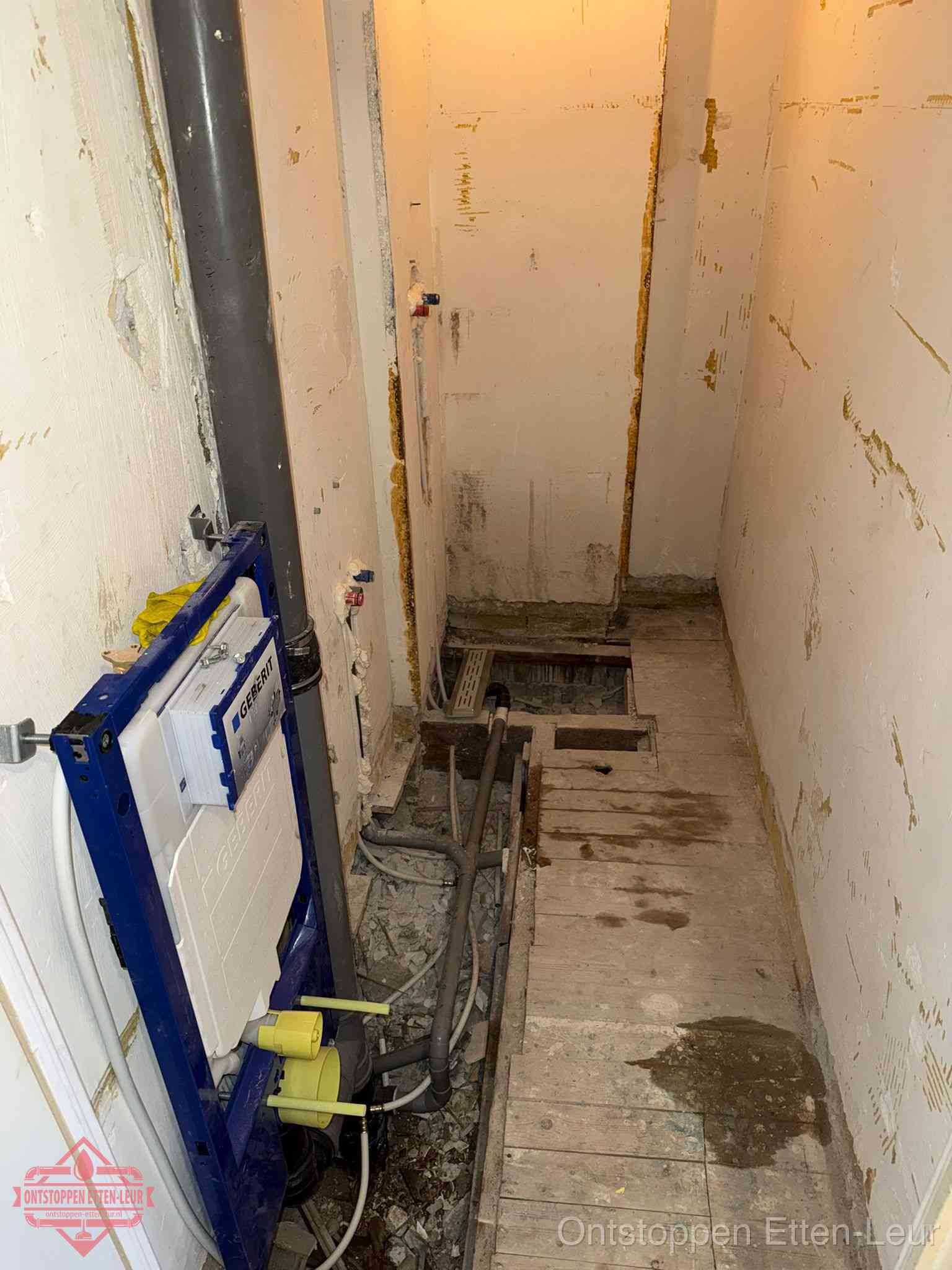 Een opgebroken toiletruimte tijdens renovatie met een Geberit inbouwreservoir en blootliggende oude afvoerleidingen, typisch voor oudere woningen in Etten-Leur